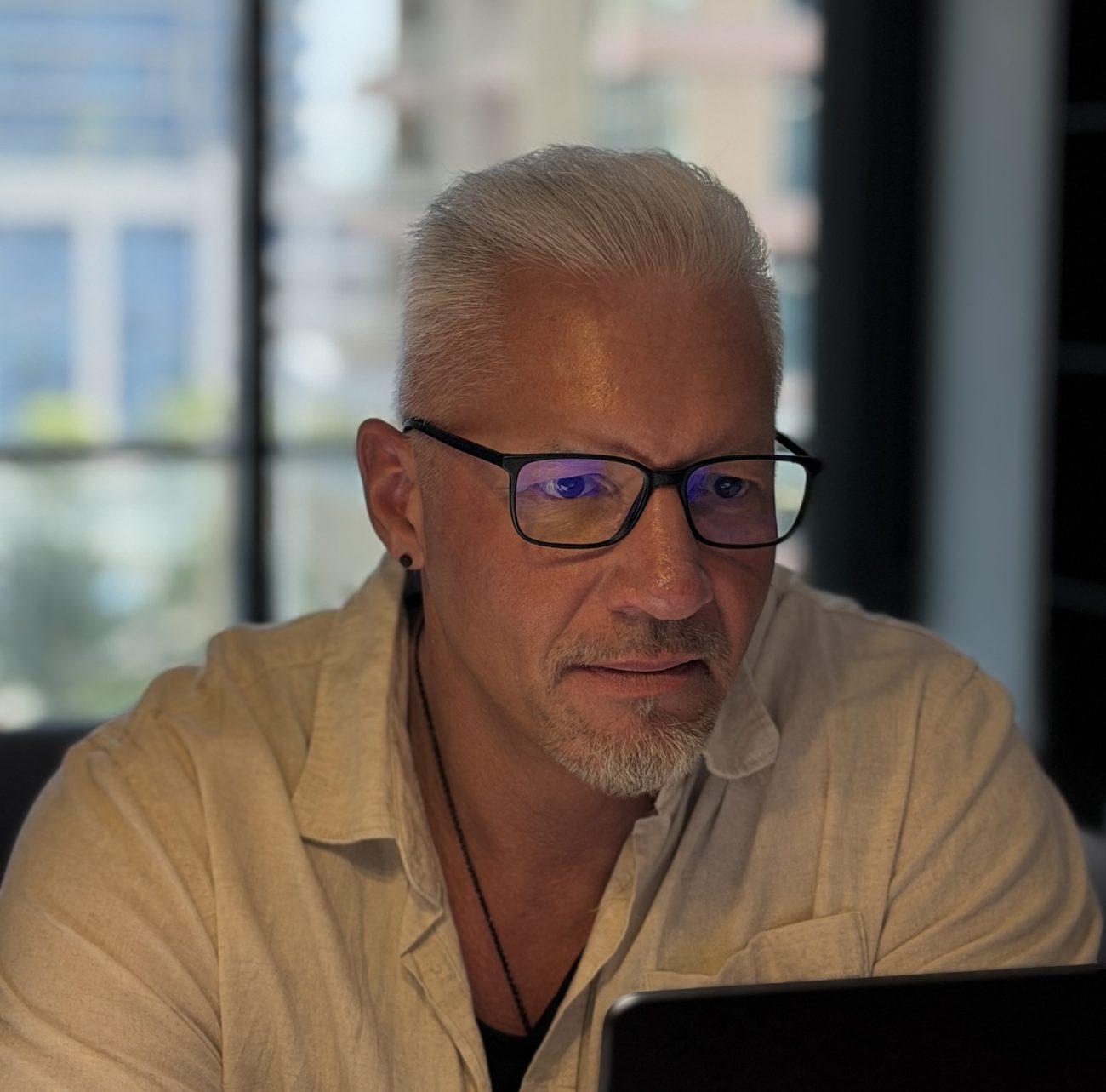 Reiner Küstner bei der Arbeit am Rechner