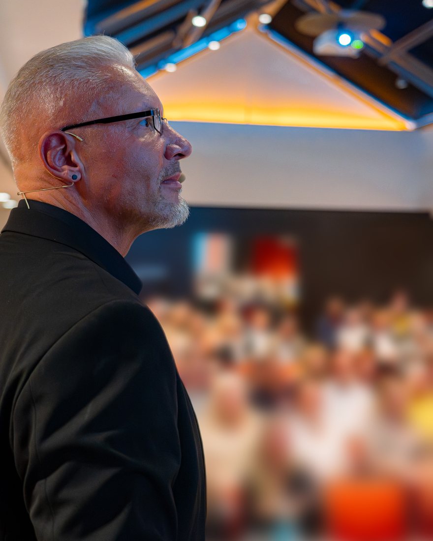 Reiner Küstner im Vortrag vor vollem Saal