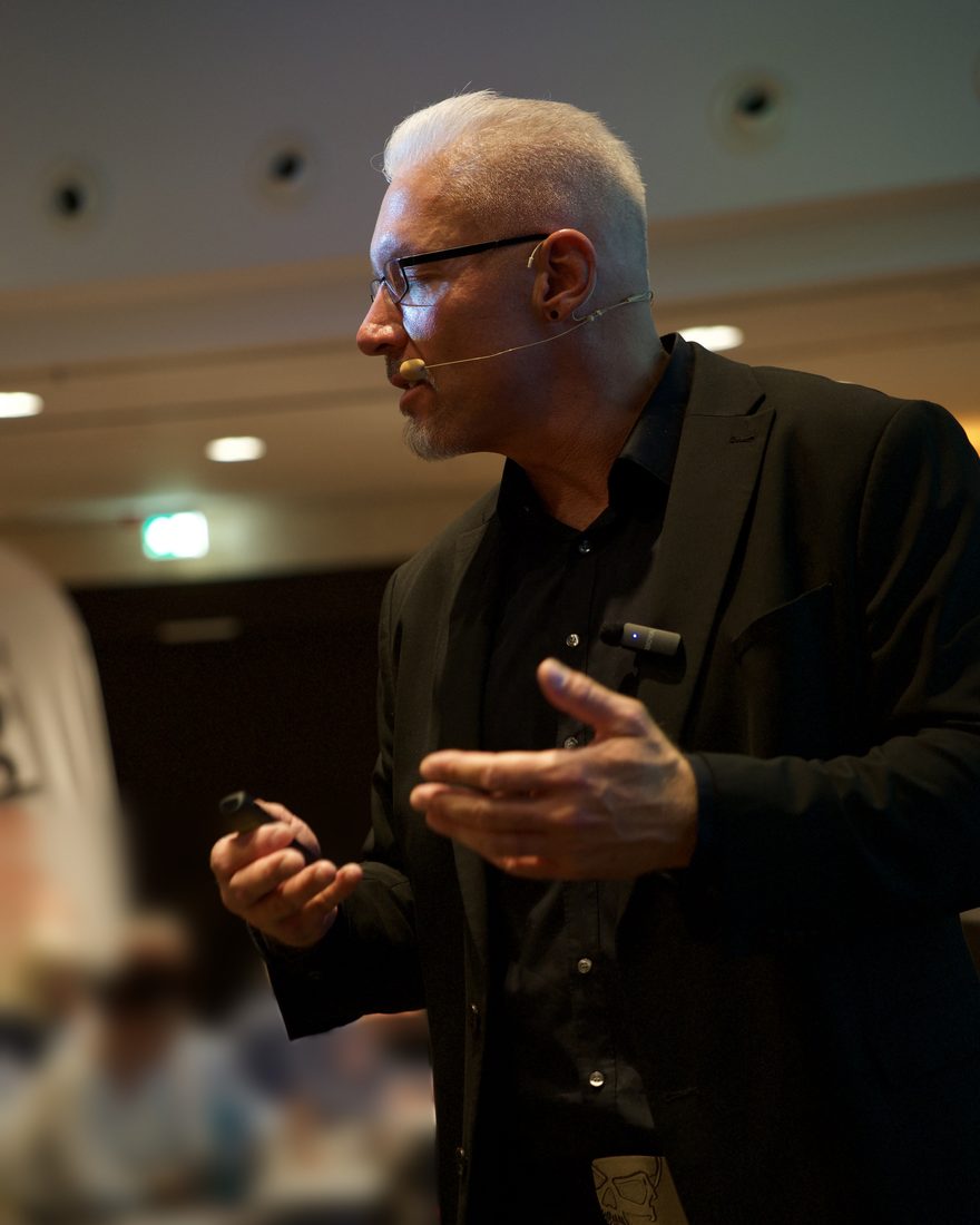 Reiner Küstner erklärt im Seminar