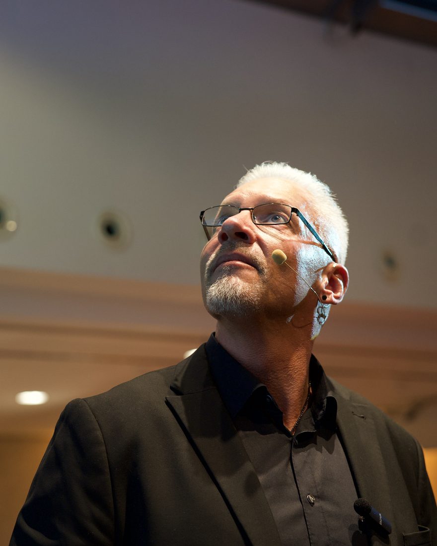 Reiner Küstner mit nachdenklichem Blick nach oben