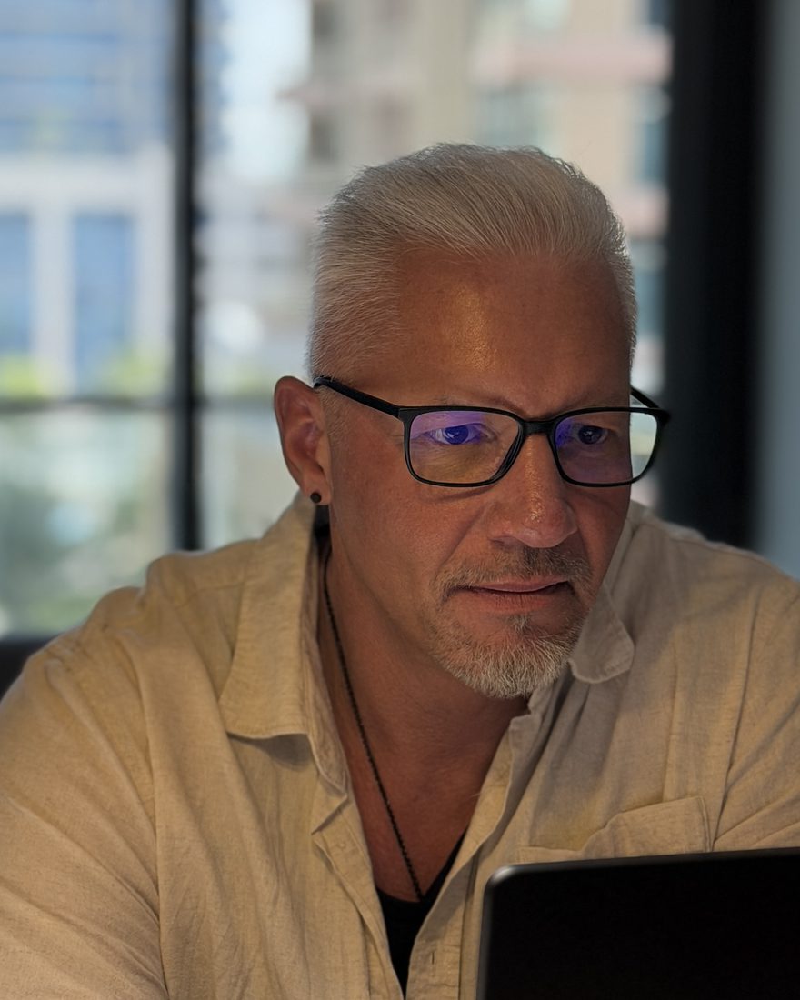 Reiner Küstner am Laptop während einer Online-Sitzung