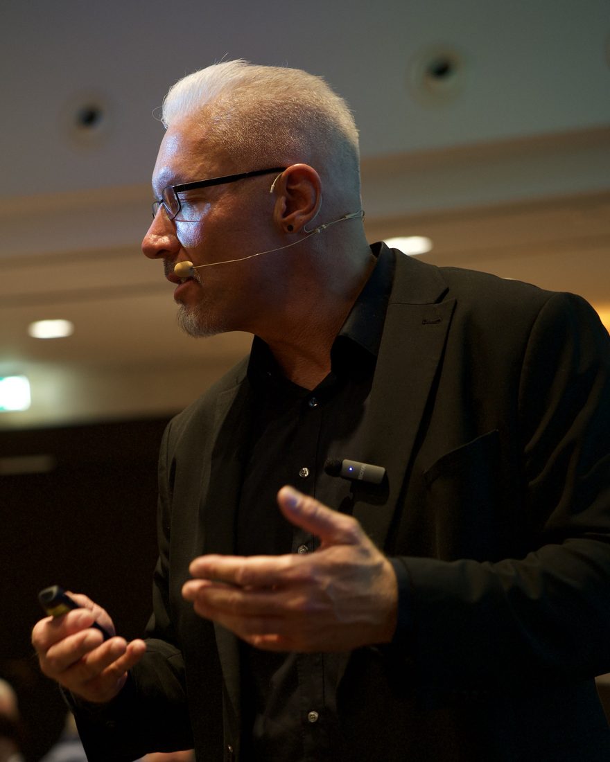 Reiner Küstner im Seminar, im Gespräch mit den Teilnehmern