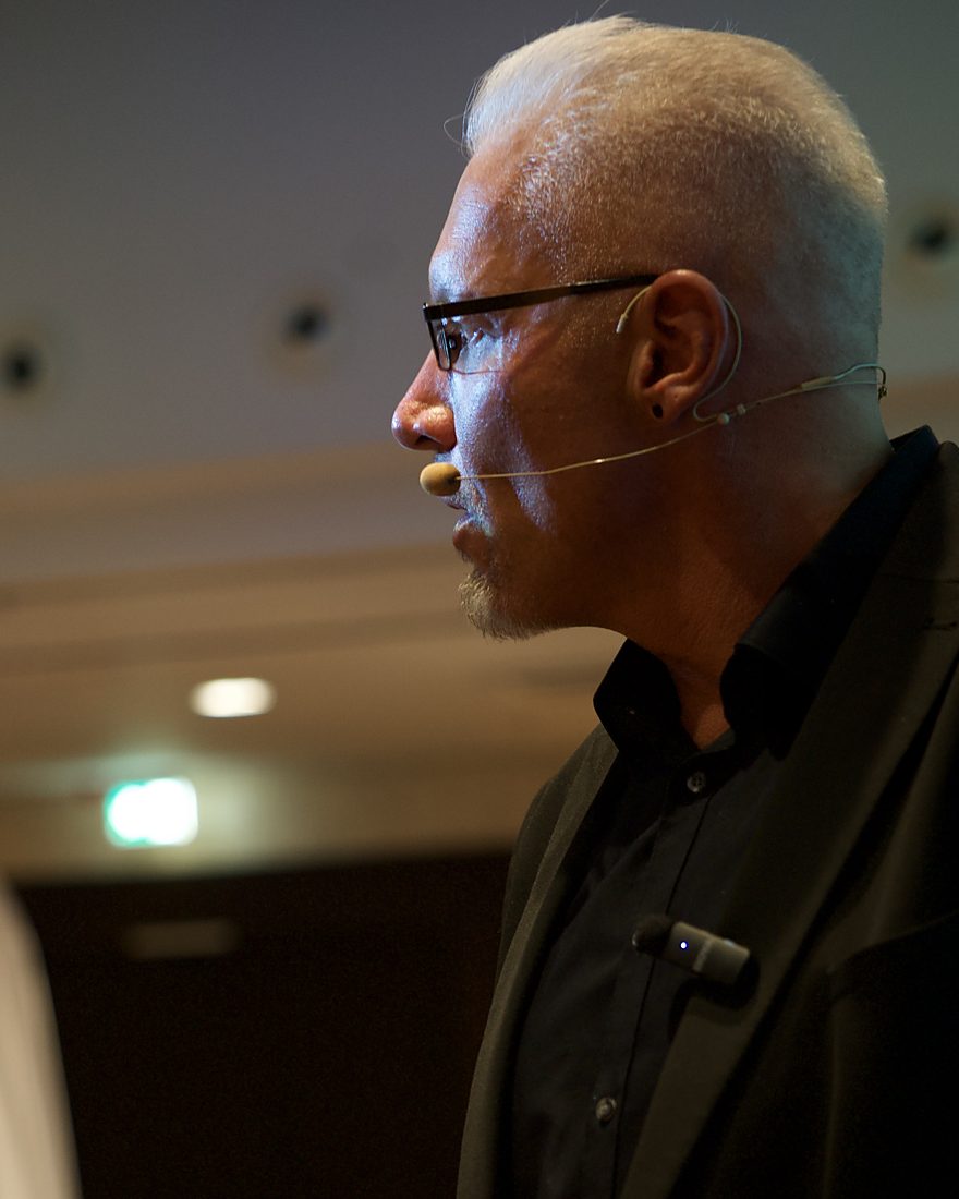 Reiner Küstner im Seminar, konzentriert im Profil
