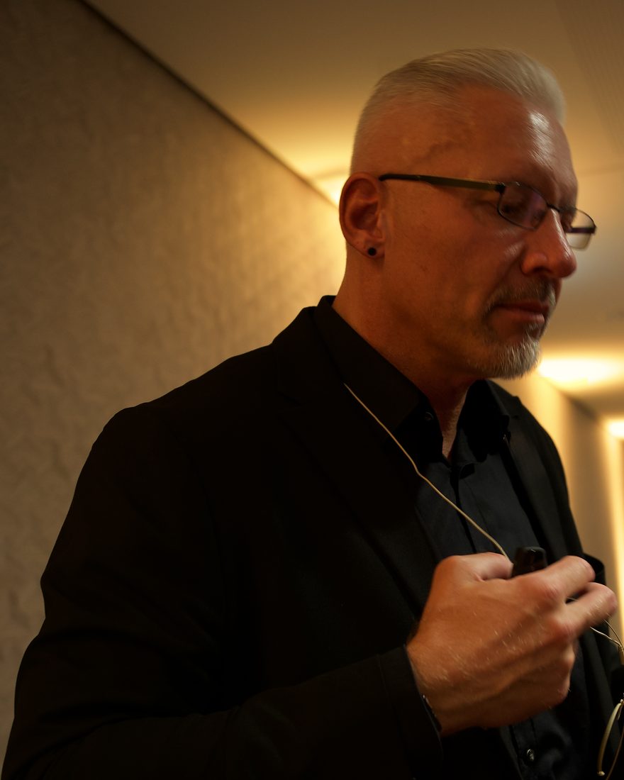 Reiner Küstner mit gesenktem, nachdenklichem Blick