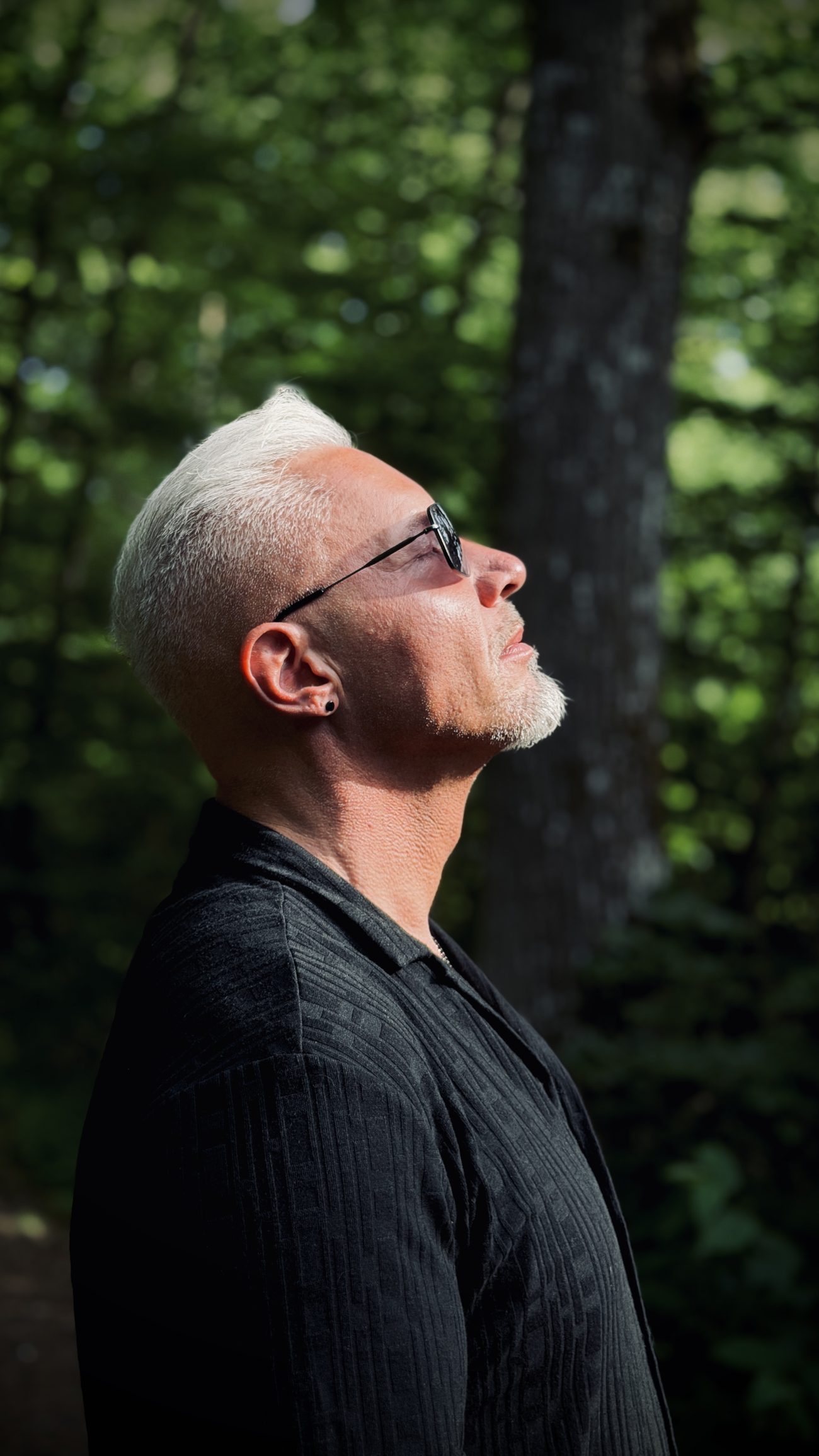 Reiner Küstner beim Innehalten in der Natur